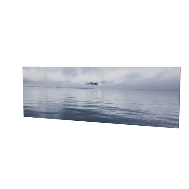 Mountains in the Mist, Isbukta